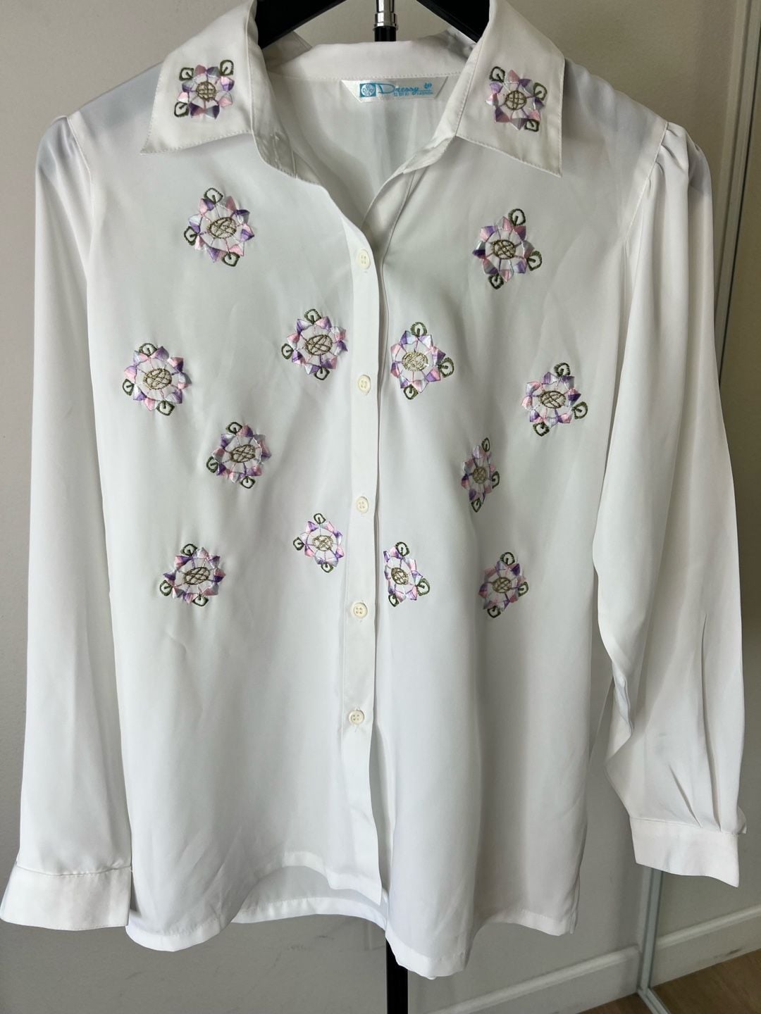 Vintage Grandmacore White Long Sleeve Button-Down Shirt with Floral Embroidery 3