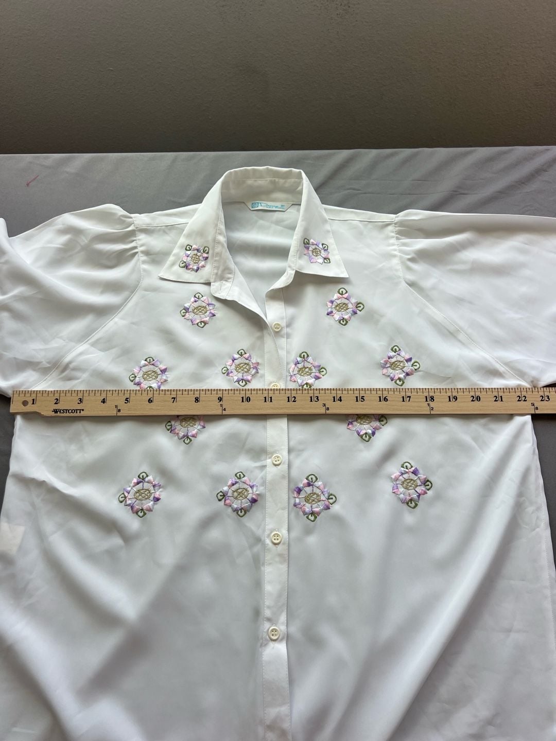 Vintage Grandmacore White Long Sleeve Button-Down Shirt with Floral Embroidery 8