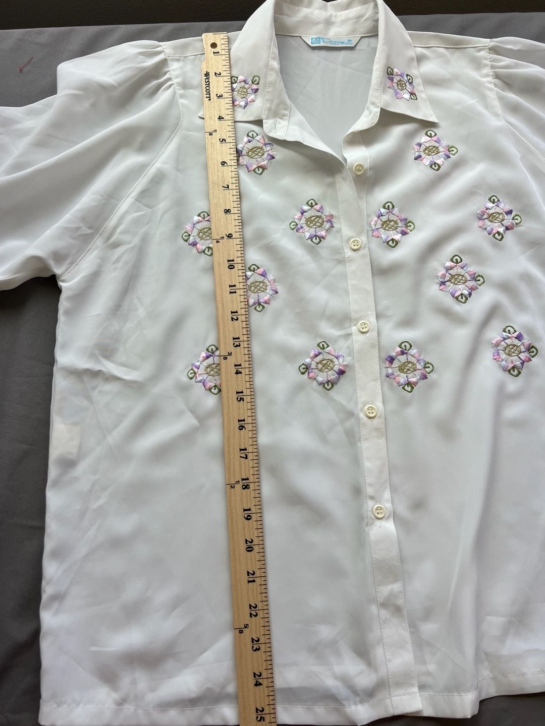 Vintage Grandmacore White Long Sleeve Button-Down Shirt with Floral Embroidery 9
