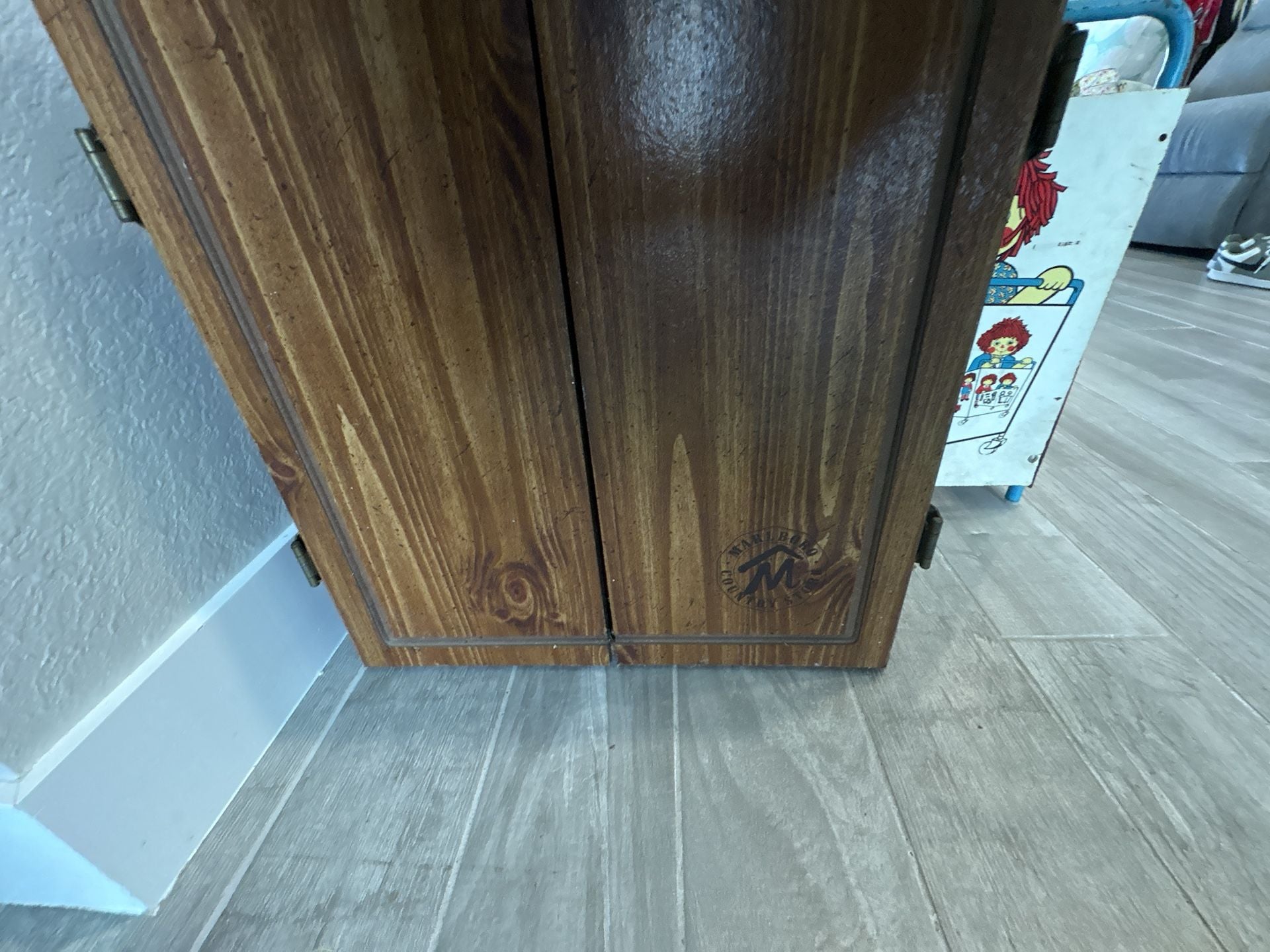 Marlboro Wooden Dartboard Cabinet Set (local) 1