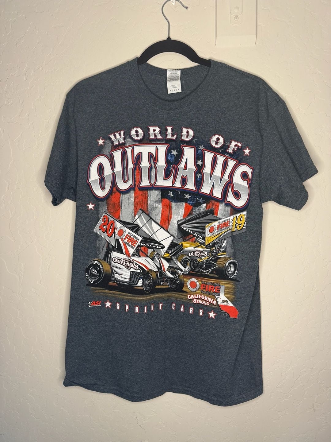 Gildan World of Outlaws California Fire Relief Tour Cars Graphic T-Shirt Medium 2