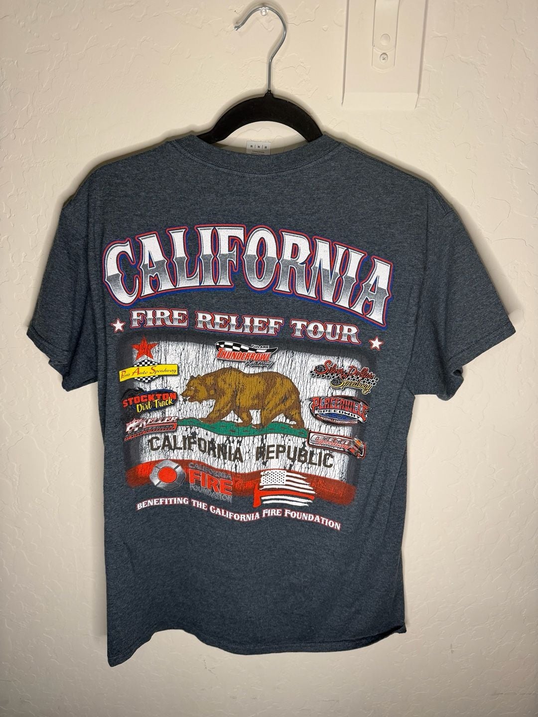 Gildan World of Outlaws California Fire Relief Tour Cars Graphic T-Shirt Medium 3