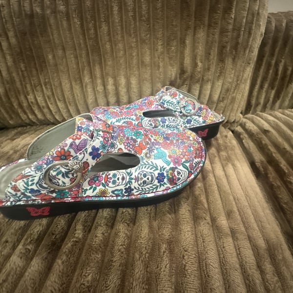Alegria Classic Clog Shoes Ofrenda White Sugar Skull Floral Nursing Clogs