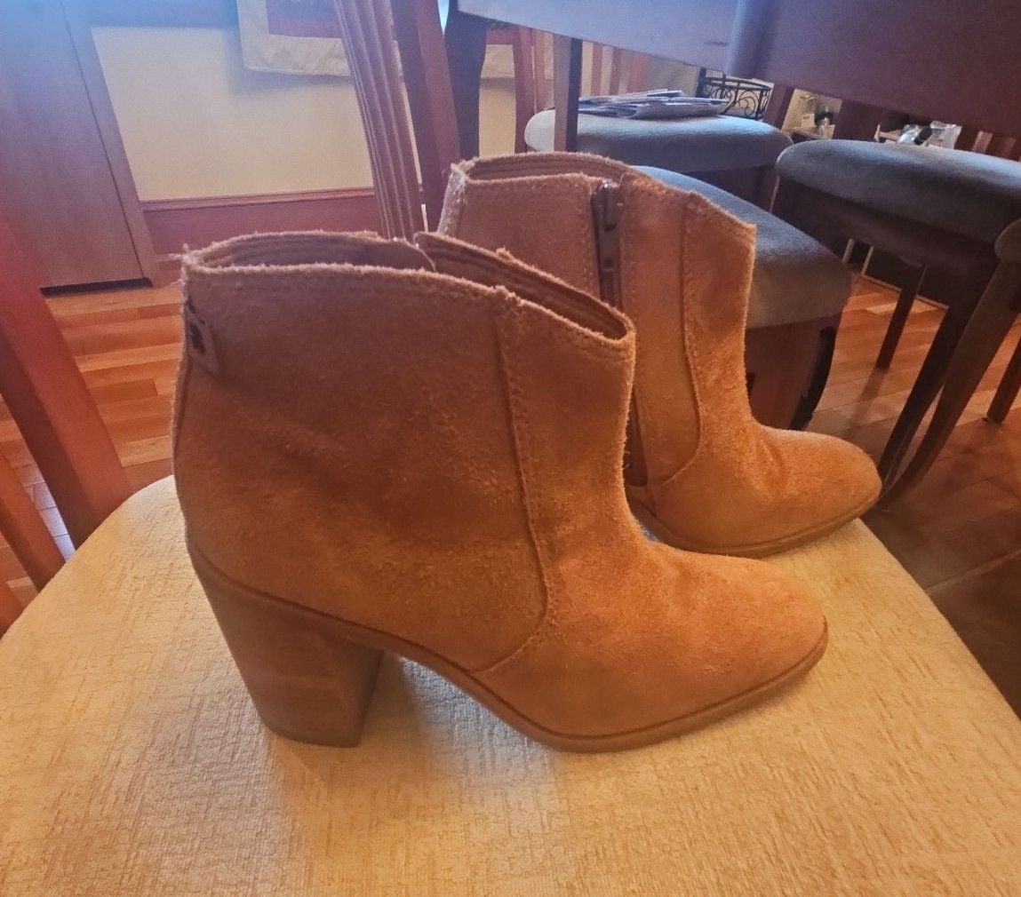 Lucky Brand Pellyon Suede Almond Toe Ankle Booties Camel womens Size 6.5M 2