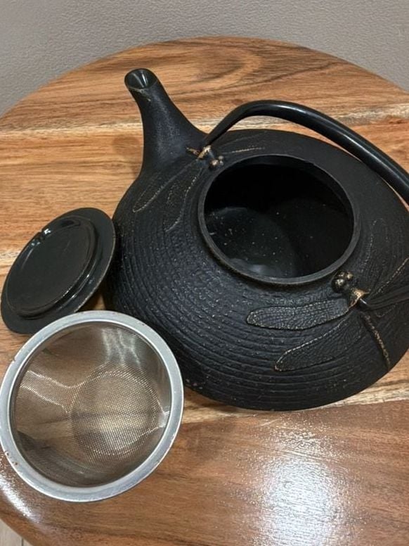 Iwachu Japanese Cast Iron Tetsubin Teapot Dragonfly Pattern with Infuser 7