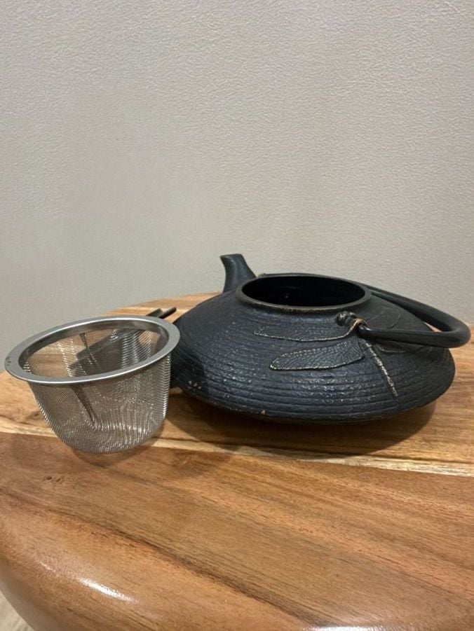 Iwachu Japanese Cast Iron Tetsubin Teapot Dragonfly Pattern with Infuser 8