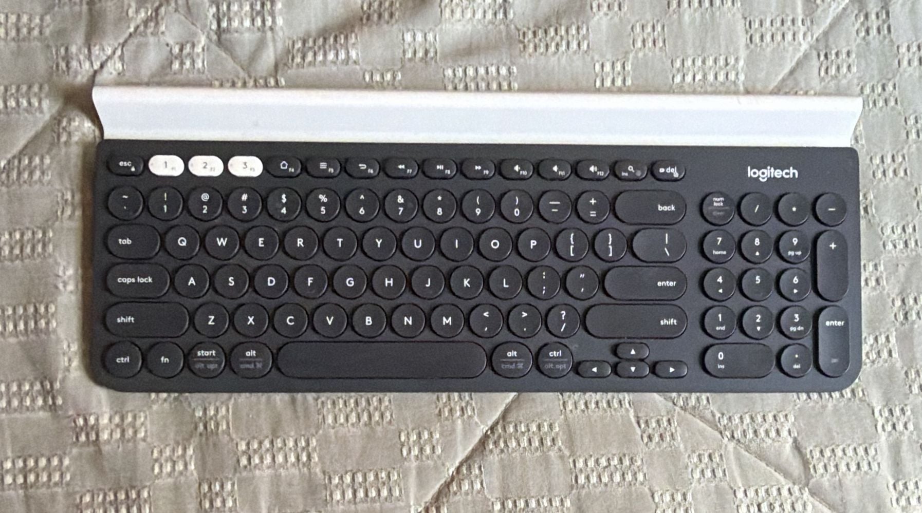 Logitech K780 Multi-Device Wireless Keyboard 1