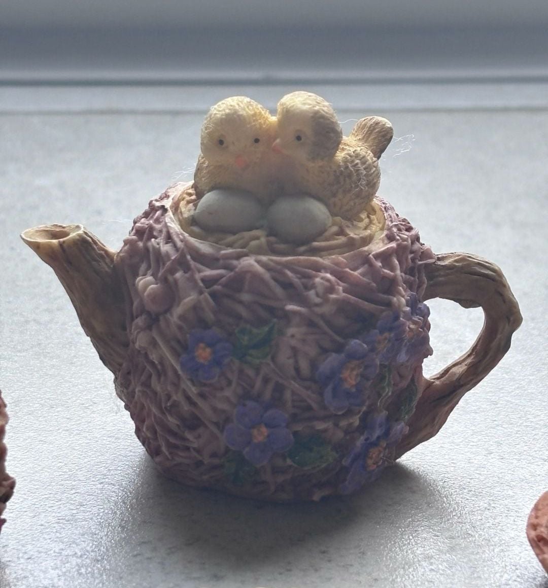 Harmony Kingdom Byron's Secret Garden Miniature Tea Set with Birds and Nest Tray 4