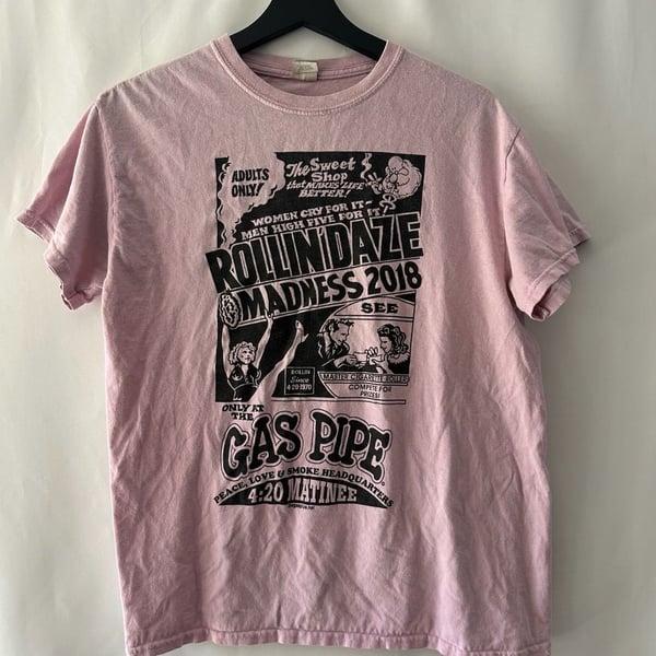 Gildan Heavy Cotton Rollin Daze Madness 2018 The Gas Pipe Graphic T-Shirt Pink Medium