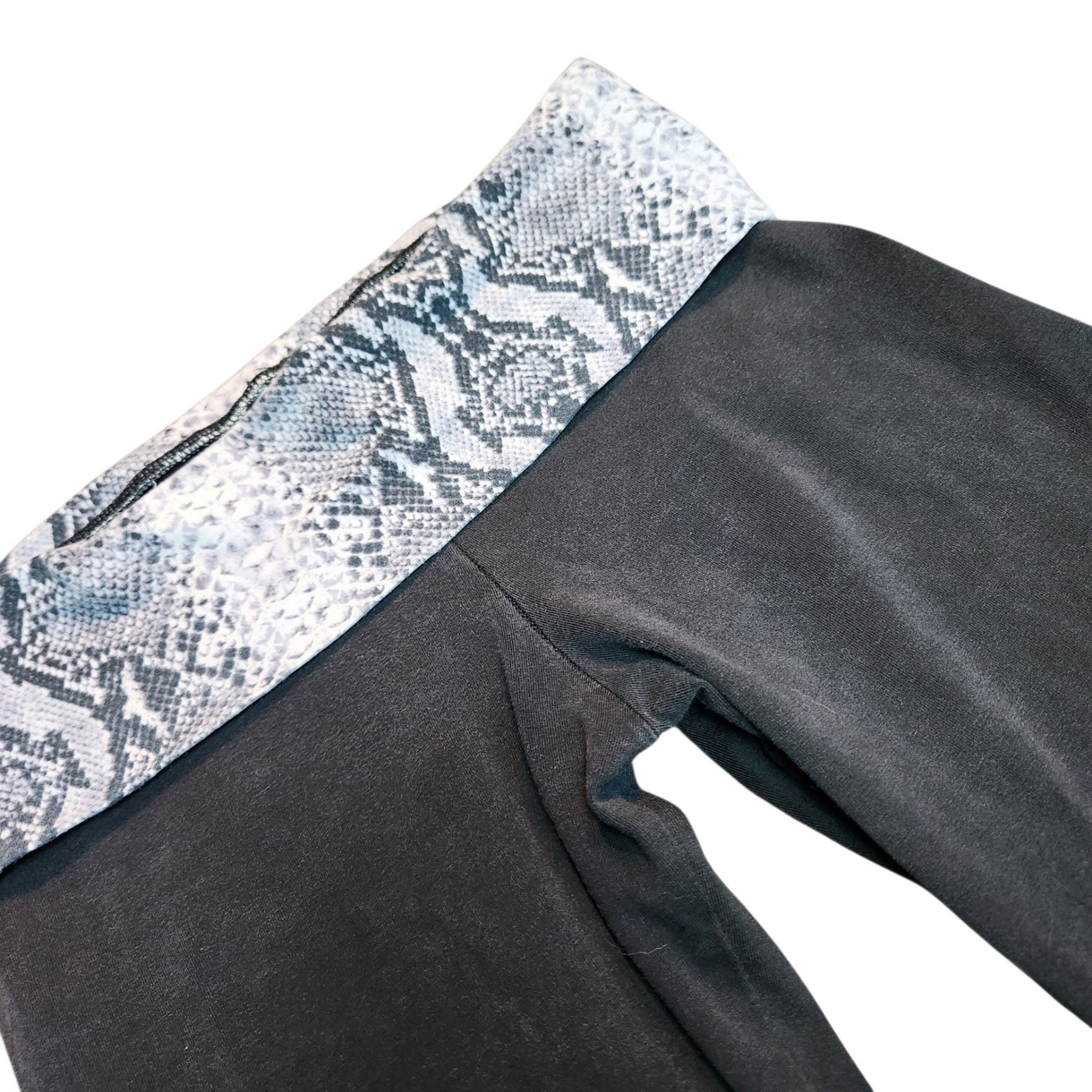 Vintage Victoria's Secret Foldover Flare Yoga Pants Snakeskin Pattern Size Small 10