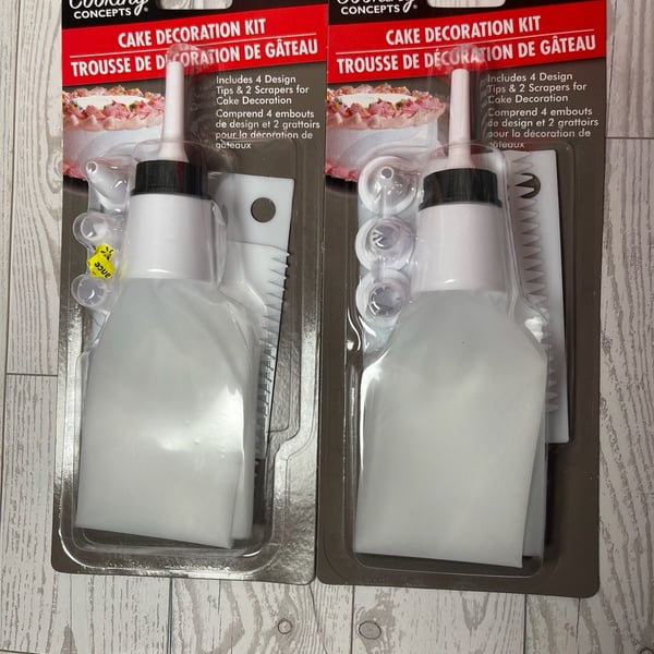 Cooking Concepts Cake Decoration Kit Lot of 2 Reusable Piping Bag with 4 Tips and 2 Scrapers