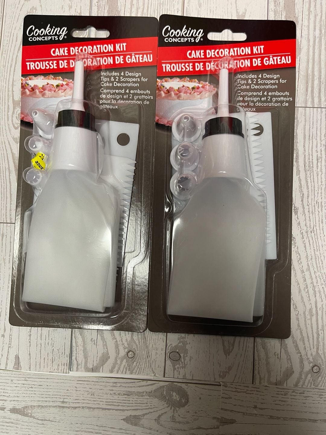 Cooking Concepts Cake Decoration Kit Lot of 2 Reusable Piping Bag with 4 Tips and 2 Scrapers 2