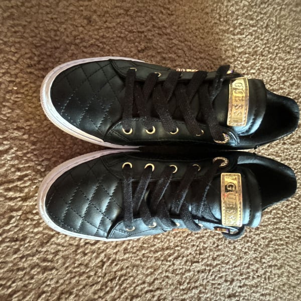 Guess Women's Loven Quilted Black Gold Casual Lace Up Sneakers Sz 8
