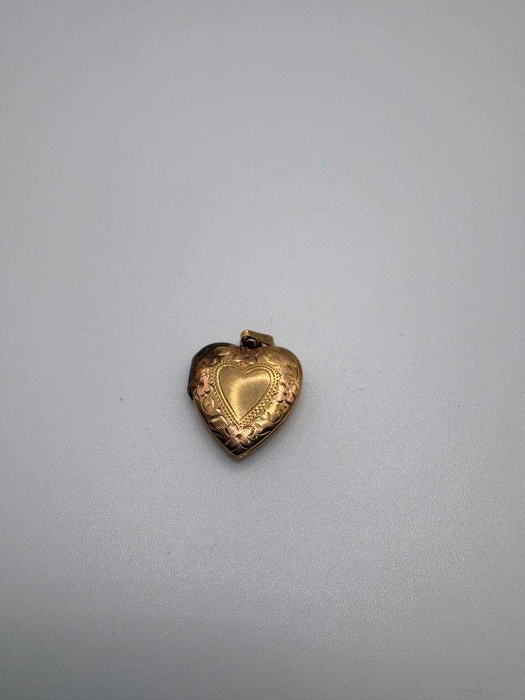 Vintage 10K Yellow Gold Engraved Heart Locket Pendant 1