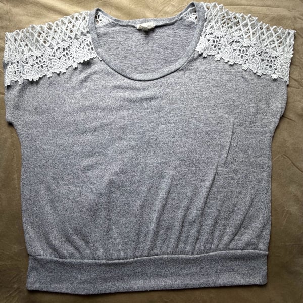 Siren Lily Gray Knit Short Sleeve Top w/White Crochet Lace Shoulders ST1916 XL