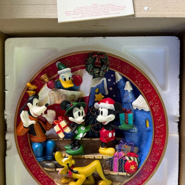 The Disney Store An Enchanted Christmas Collectible Relief Plate