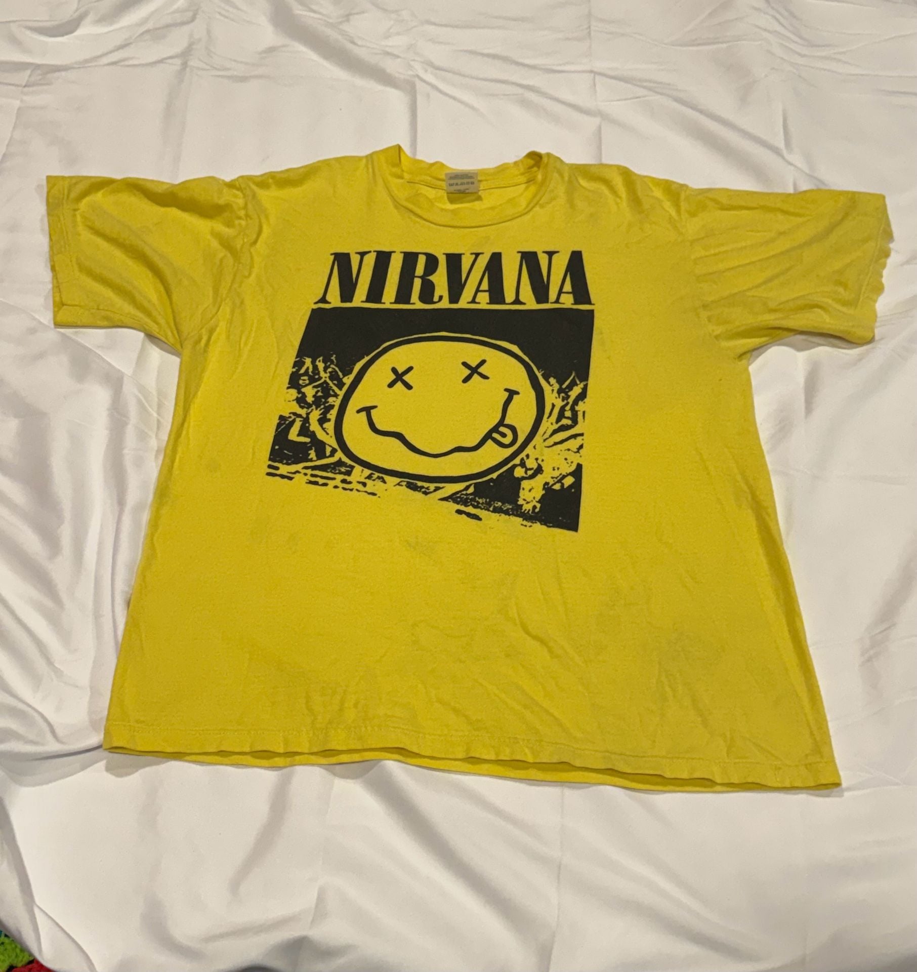 Vintage late 90’s Nirvana yellow nevermind smiley band grunge shirt 2