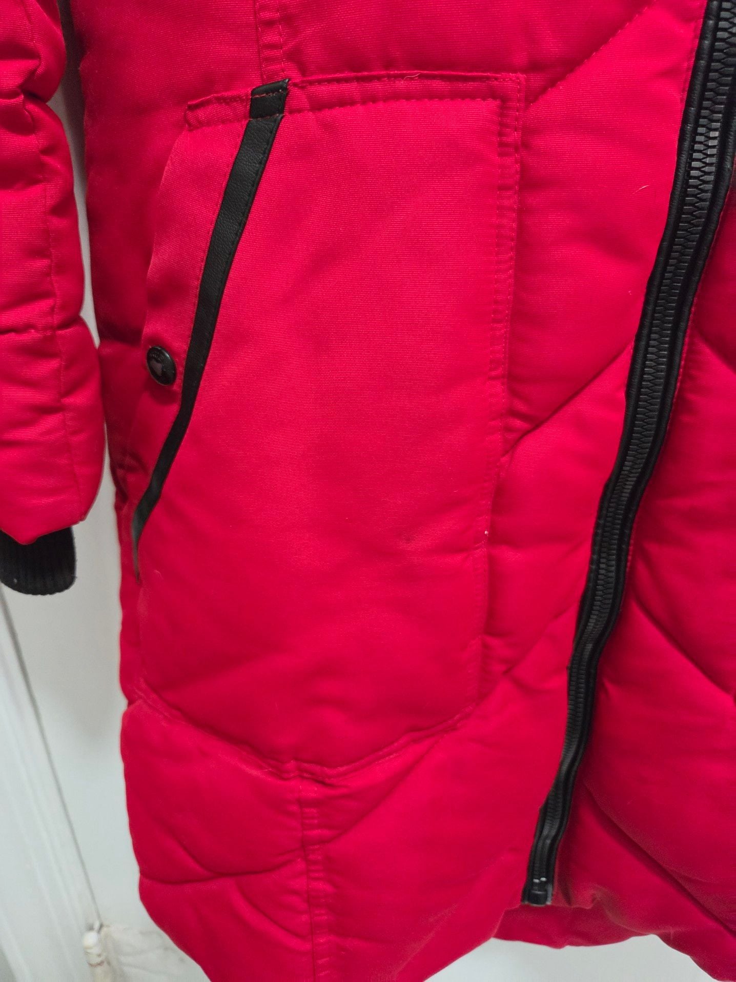 GUESS Red Puffer Winter Coat Jacket with Faux Fur Hood Size M 4