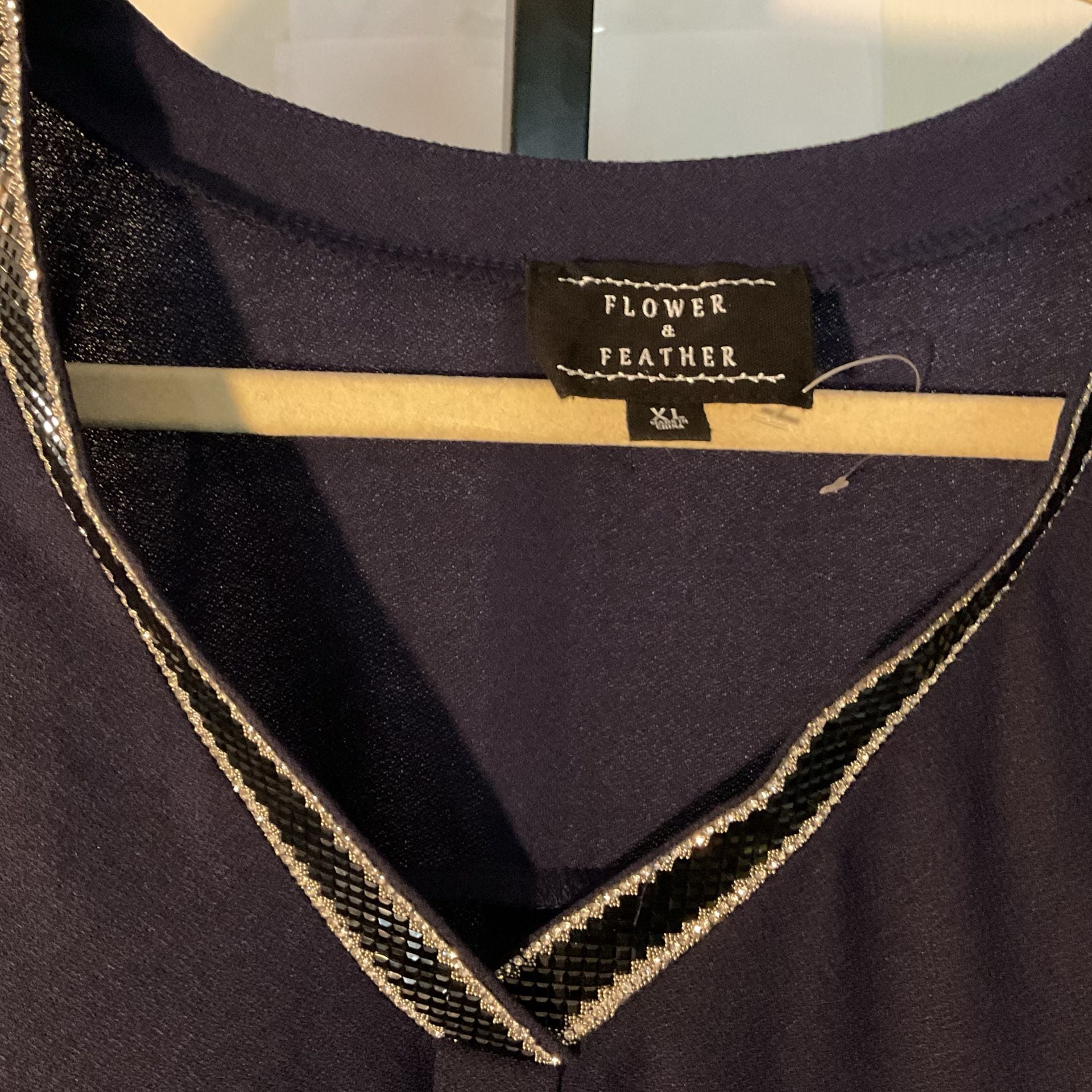Flower & Feather Navy Blue V-Neck Short Sleeve Blouse with Rhinestone Trim XL
4