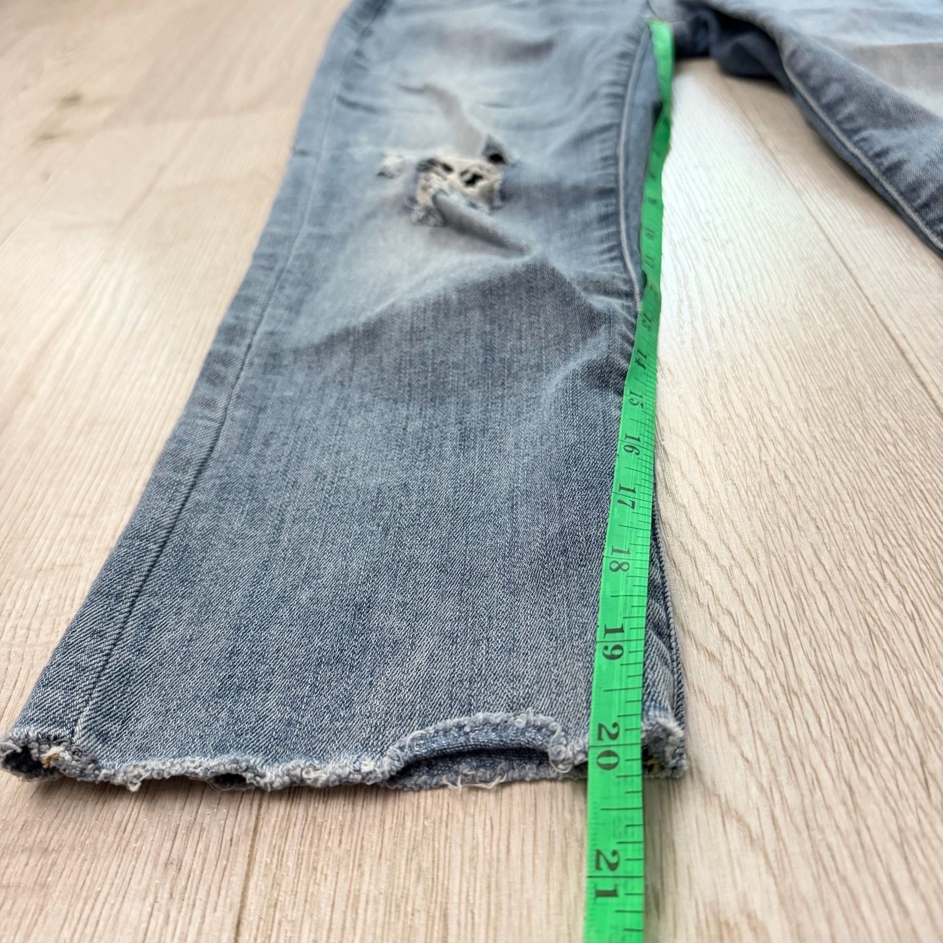 Judy Blue Skinny Fit Capri Distressed Jeans 6