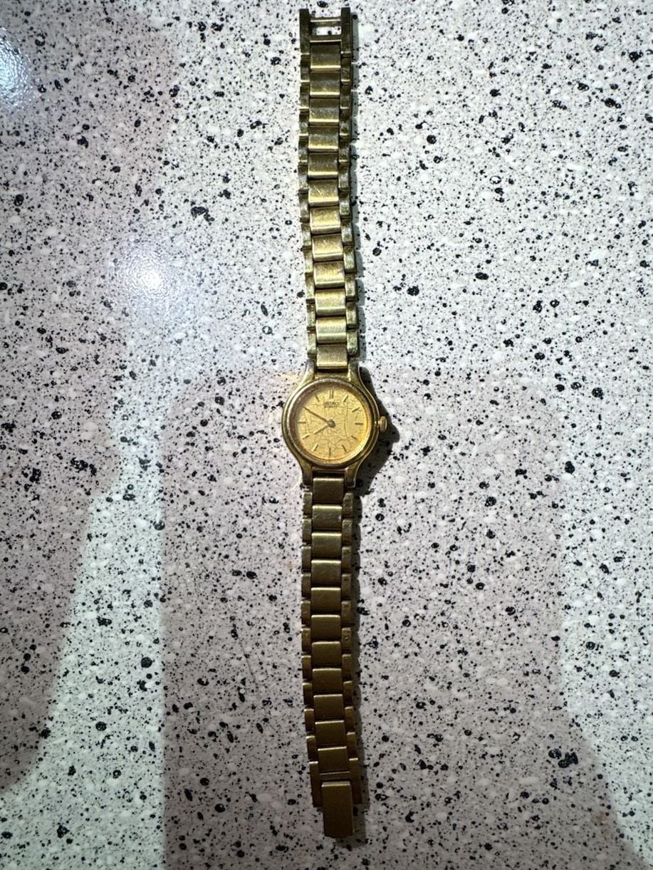 Vintage Seiko Quartz Gold-Tone Ladies Wristwatch with Textured Dial 2