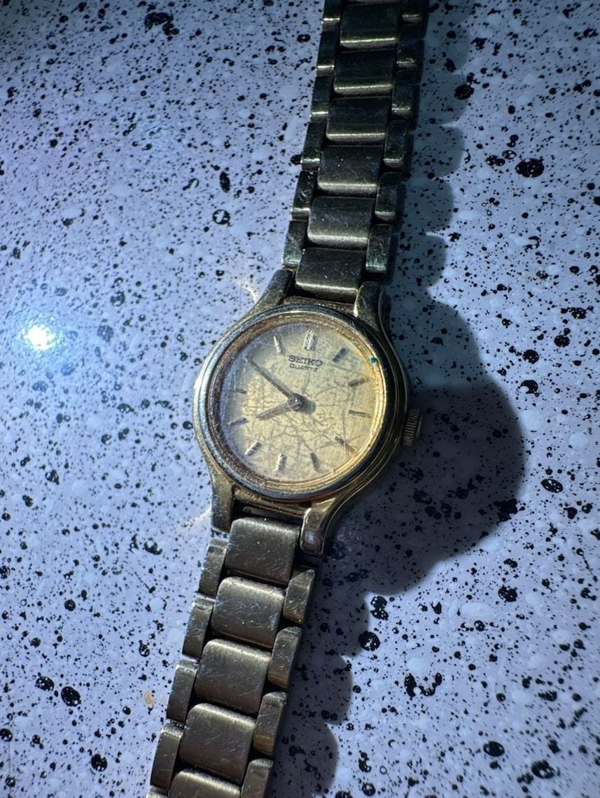Vintage Seiko Quartz Gold-Tone Ladies Wristwatch with Textured Dial 3
