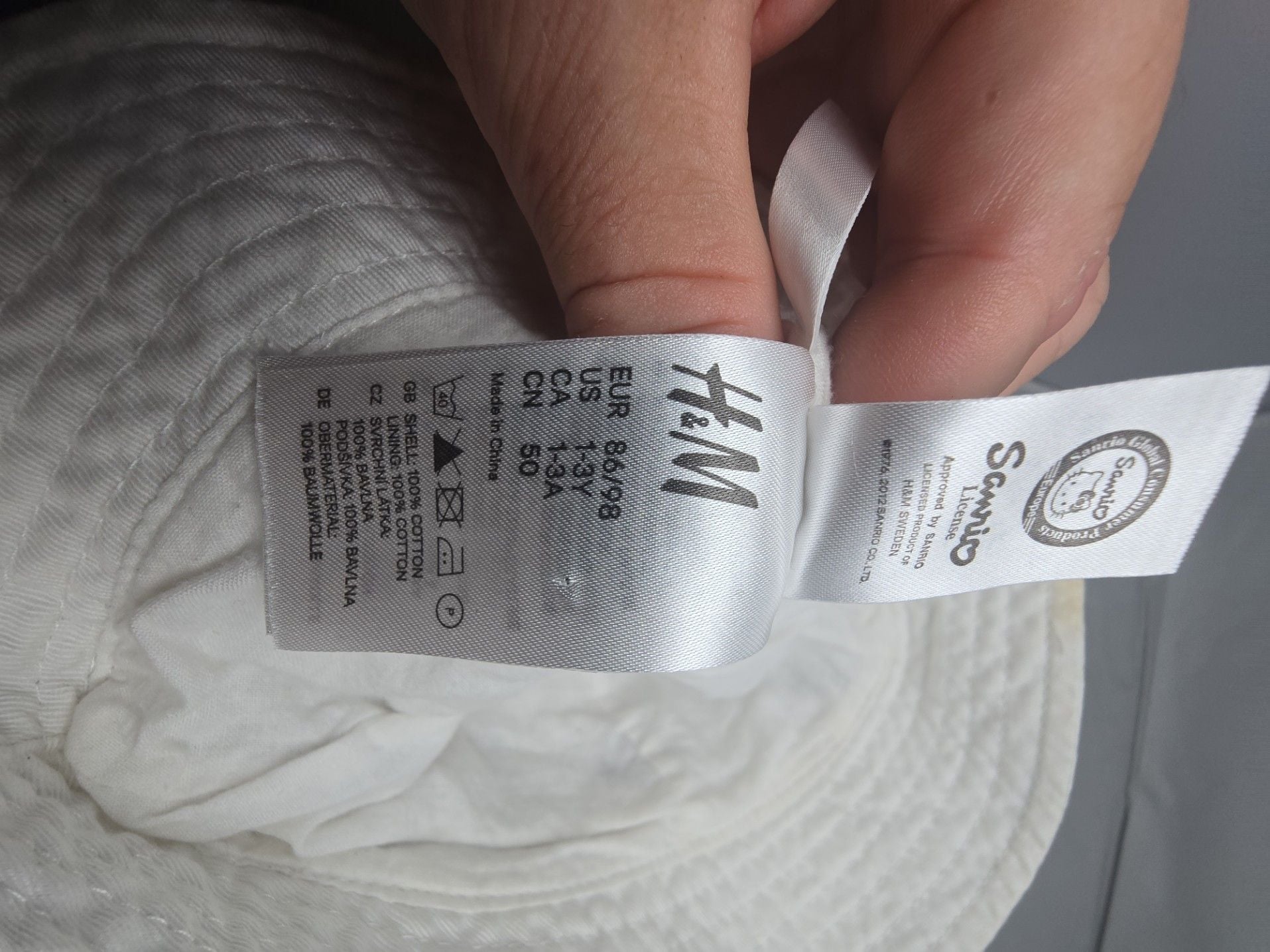 H&M Sanrio Hello Kitty White Bucket Hat with Ears and Flower 9