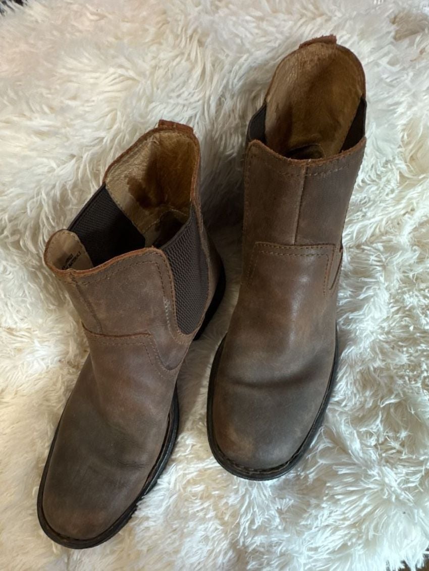 Born Men's Chelsea Boot, Size 10M, Brown Leather with Elastic Sides
S6 3