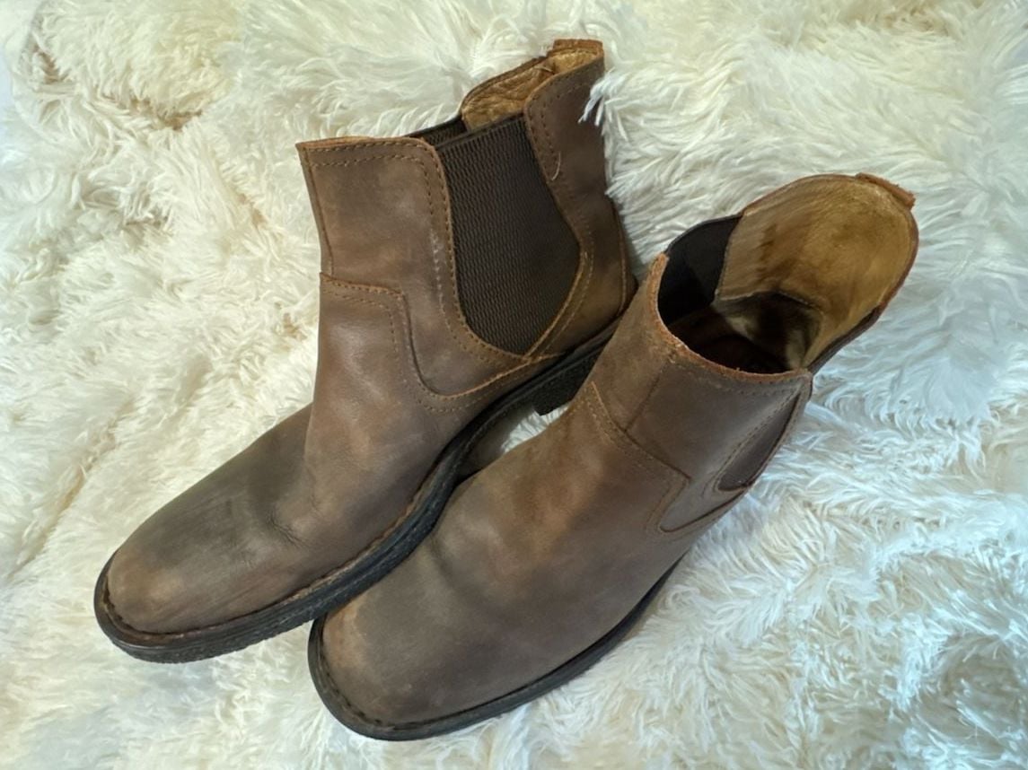 Born Men's Chelsea Boot, Size 10M, Brown Leather with Elastic Sides
S6 4