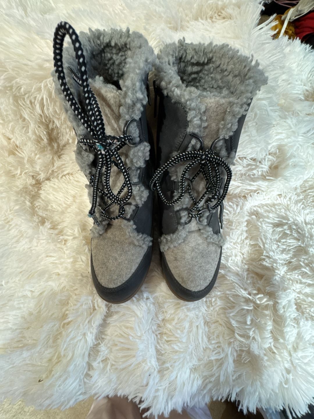 Maurices Camille Gray Sherpa Trim Lace Up Wedge Sz 7.5
S5 3