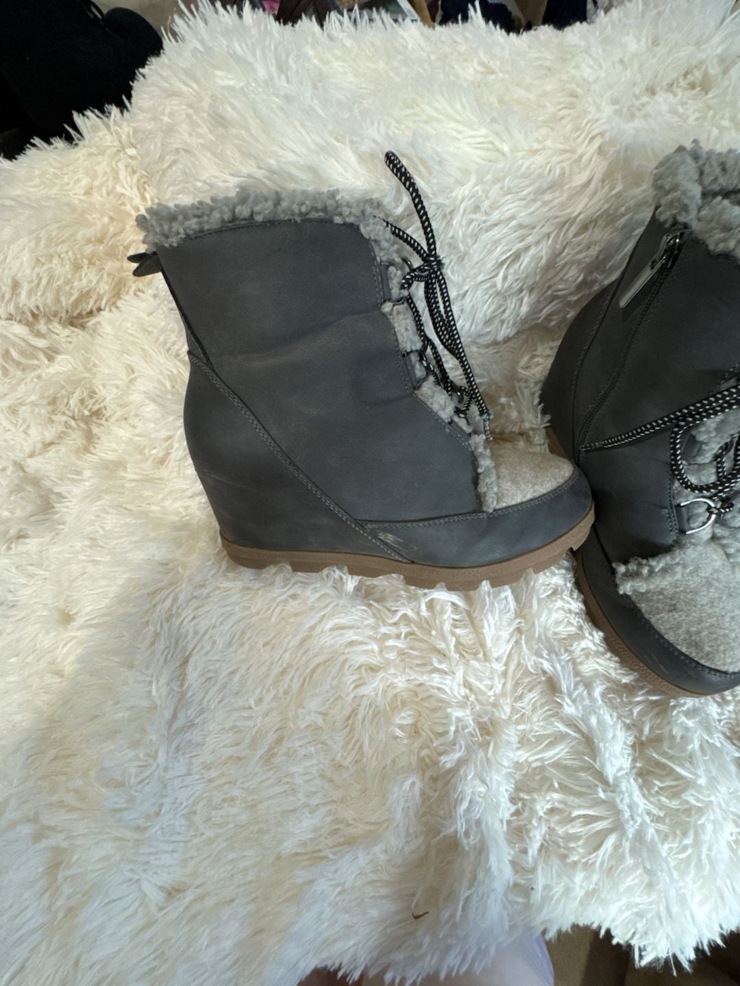 Maurices Camille Gray Sherpa Trim Lace Up Wedge Sz 7.5
S5 4