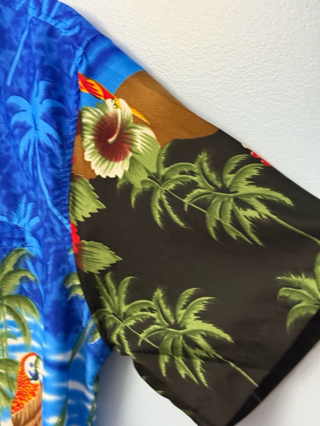 Pacific & Co Men's Blue and Black Tropical Parrot and Palm Tree, Size M 3