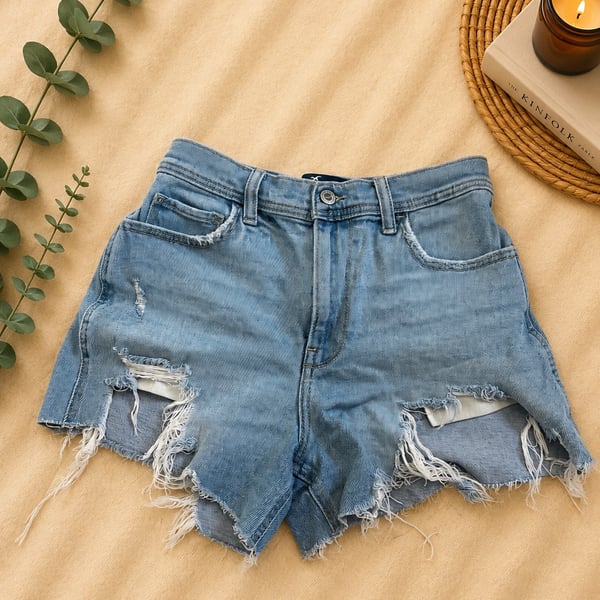 Hollister High-Rise Vintage Short 4" Distressed Denim Shorts Size 3 / W26