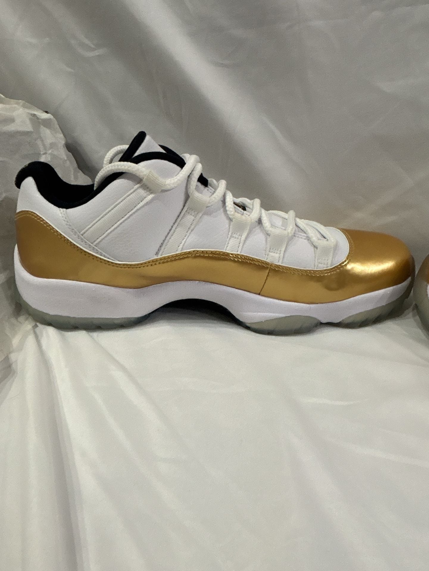 Air Jordan 11 Retro Low Closing Ceremony White Metallic Gold Coin Size 11 8