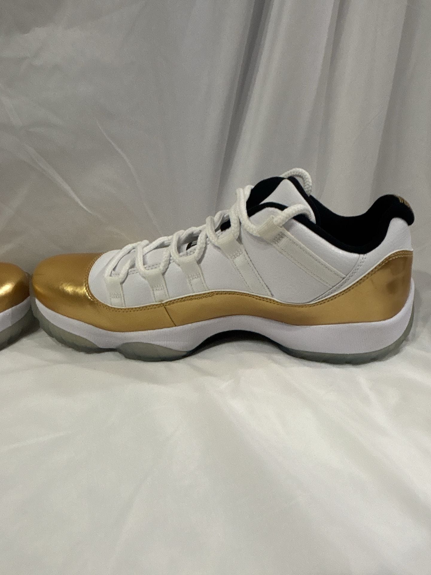 Air Jordan 11 Retro Low Closing Ceremony White Metallic Gold Coin Size 11 7