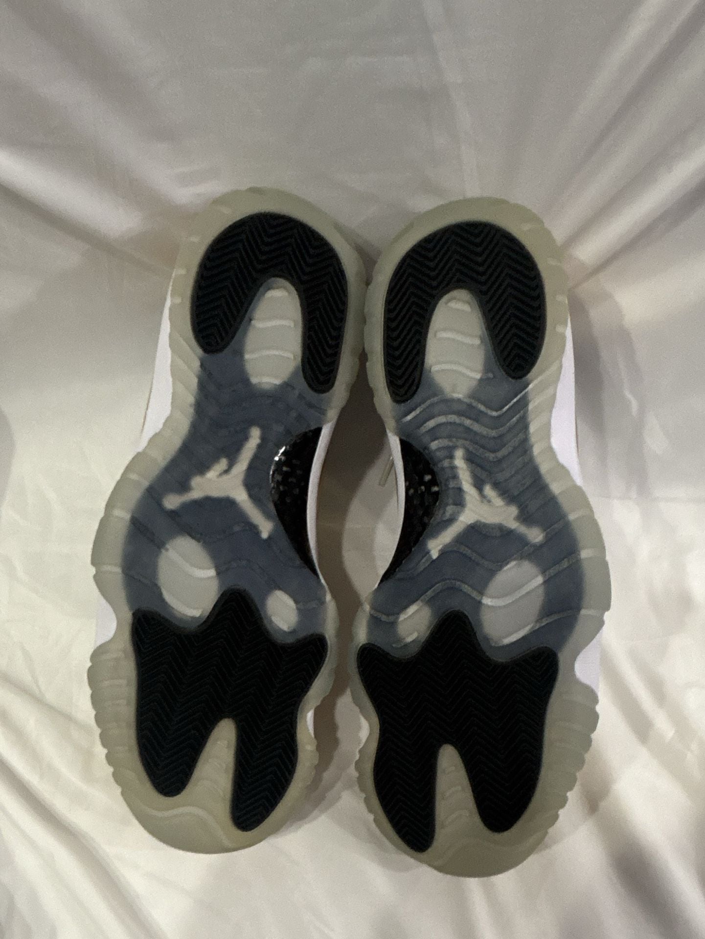 Air Jordan 11 Retro Low Closing Ceremony White Metallic Gold Coin Size 11 9