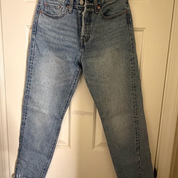 Levi's Wedgie Straight Light Wash Raw Hem Jeans W27