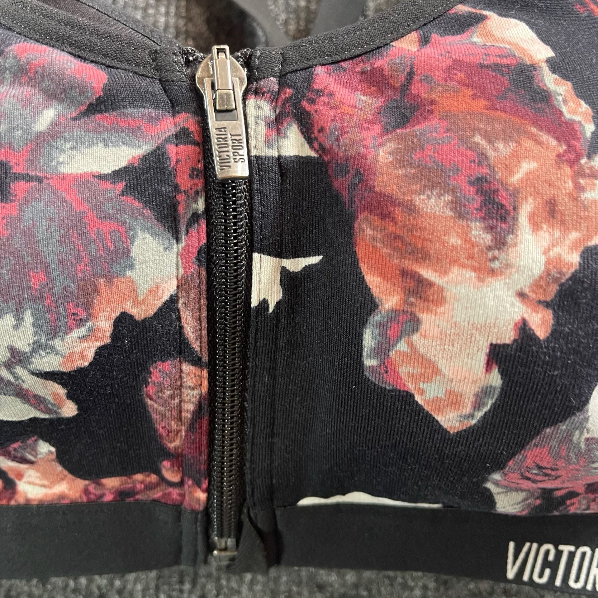Victoria Sport Knockout Front-Close Floral Print Sports Bra 24B 2
