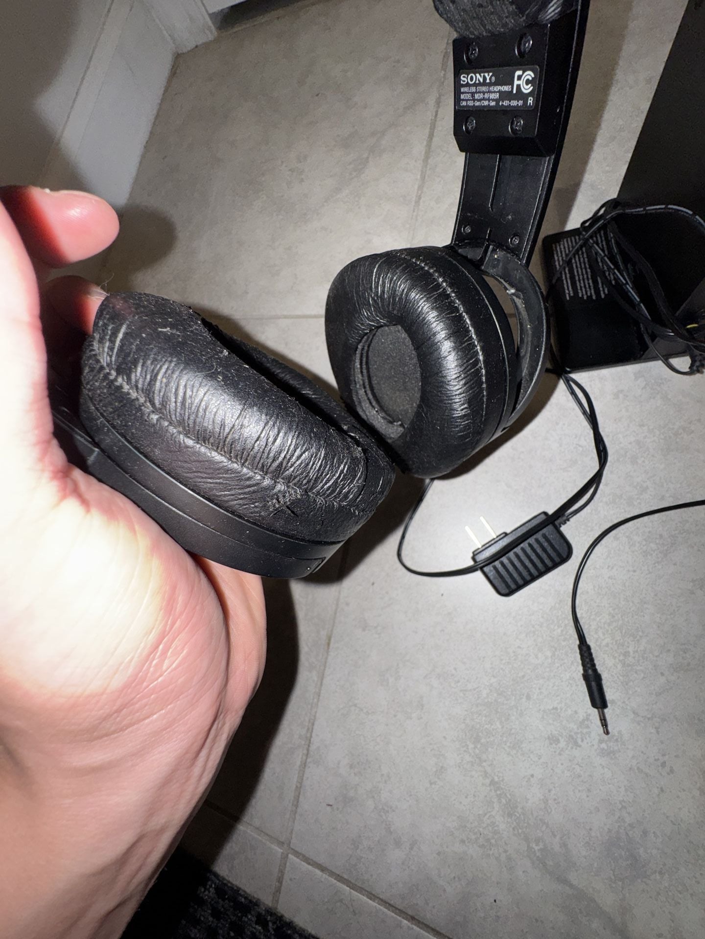 Sony MDR-RF985R Wireless Stereo Headphones with Transmitter Base 7
