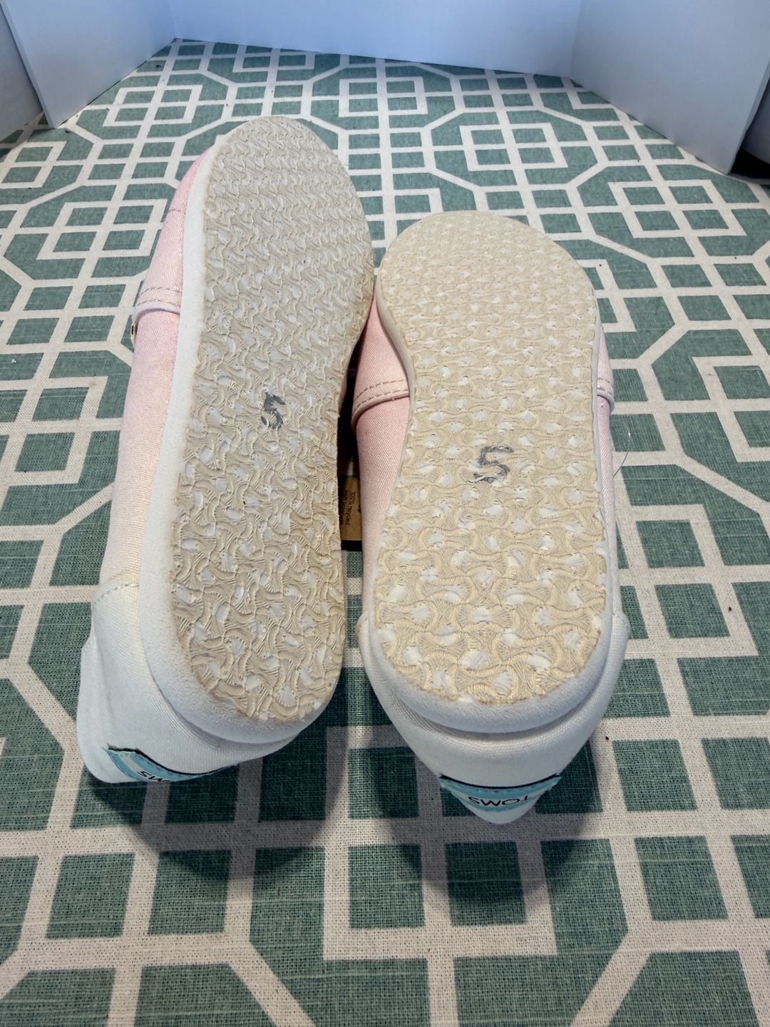 TOMS Women's Belmont Pink/White Ombre Printed Canvas Slip-On Shoes 7
