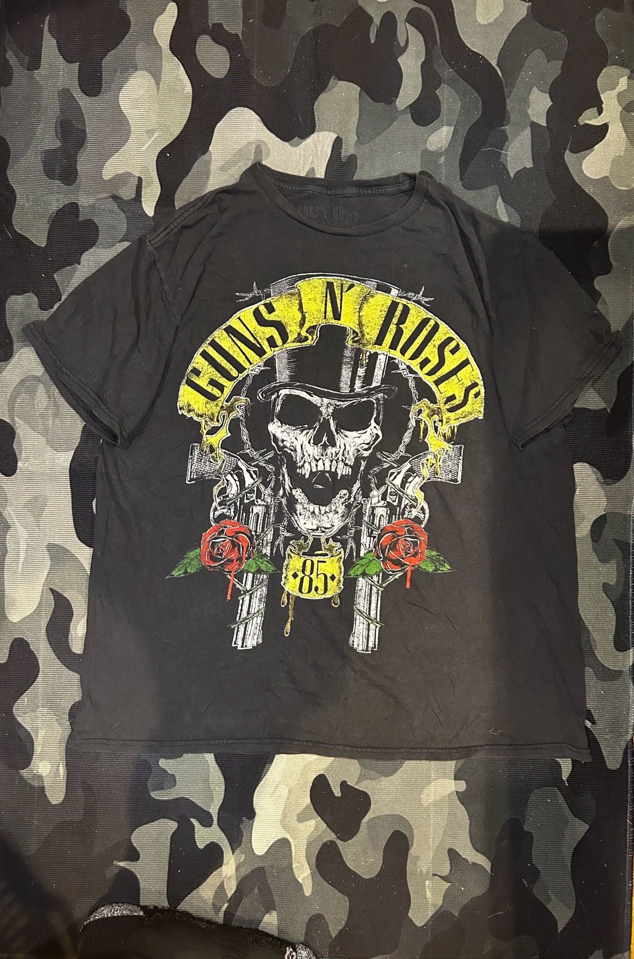 Guns N' Roses '85 Skull and Crossguns Graphic Band T-Shirt 2