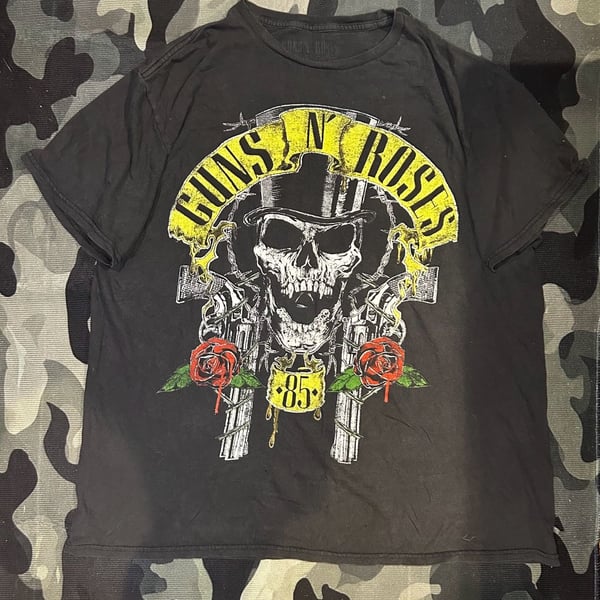 Guns N' Roses '85 Skull and Crossguns Graphic Band T-Shirt
