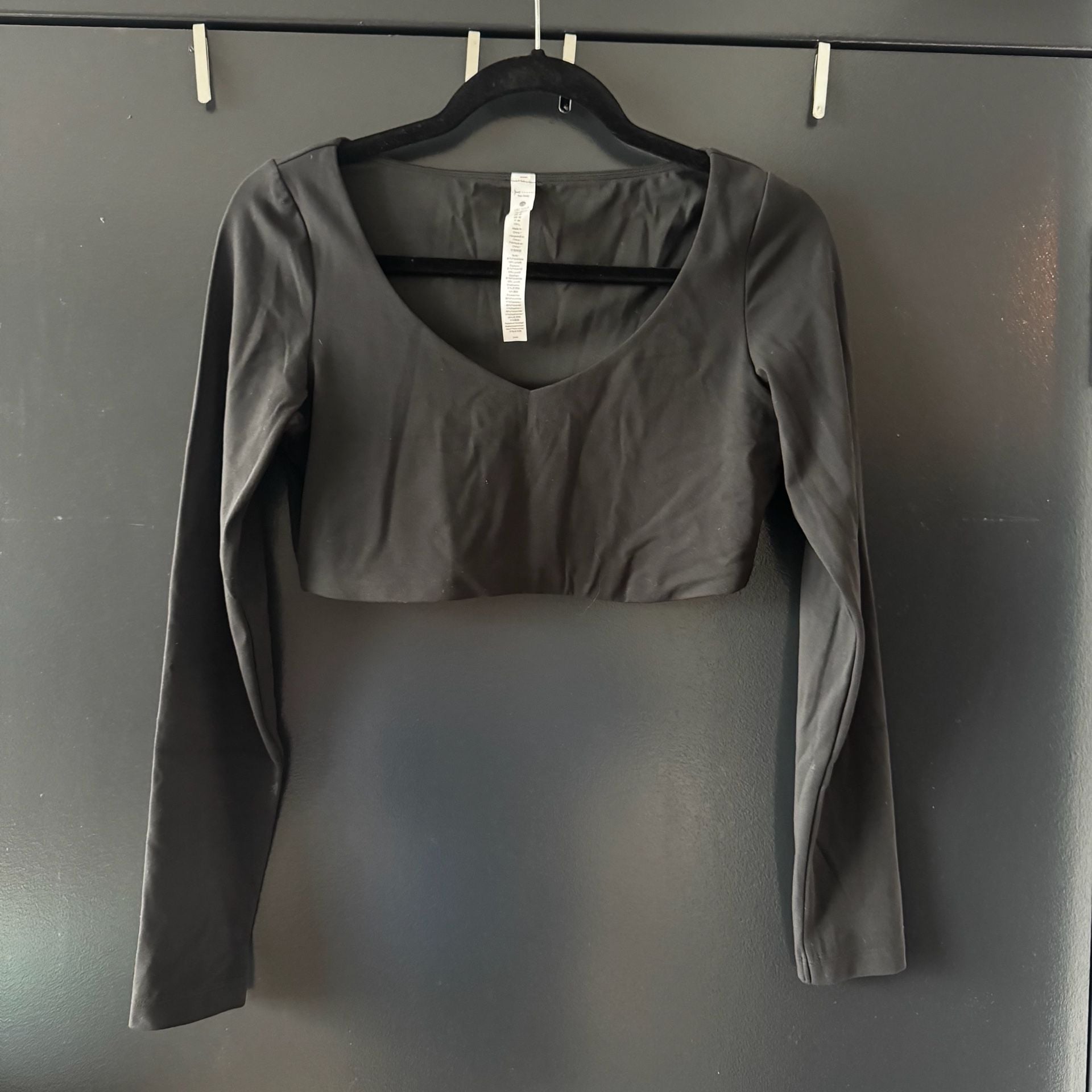 Black longsleeve crop workout top 4