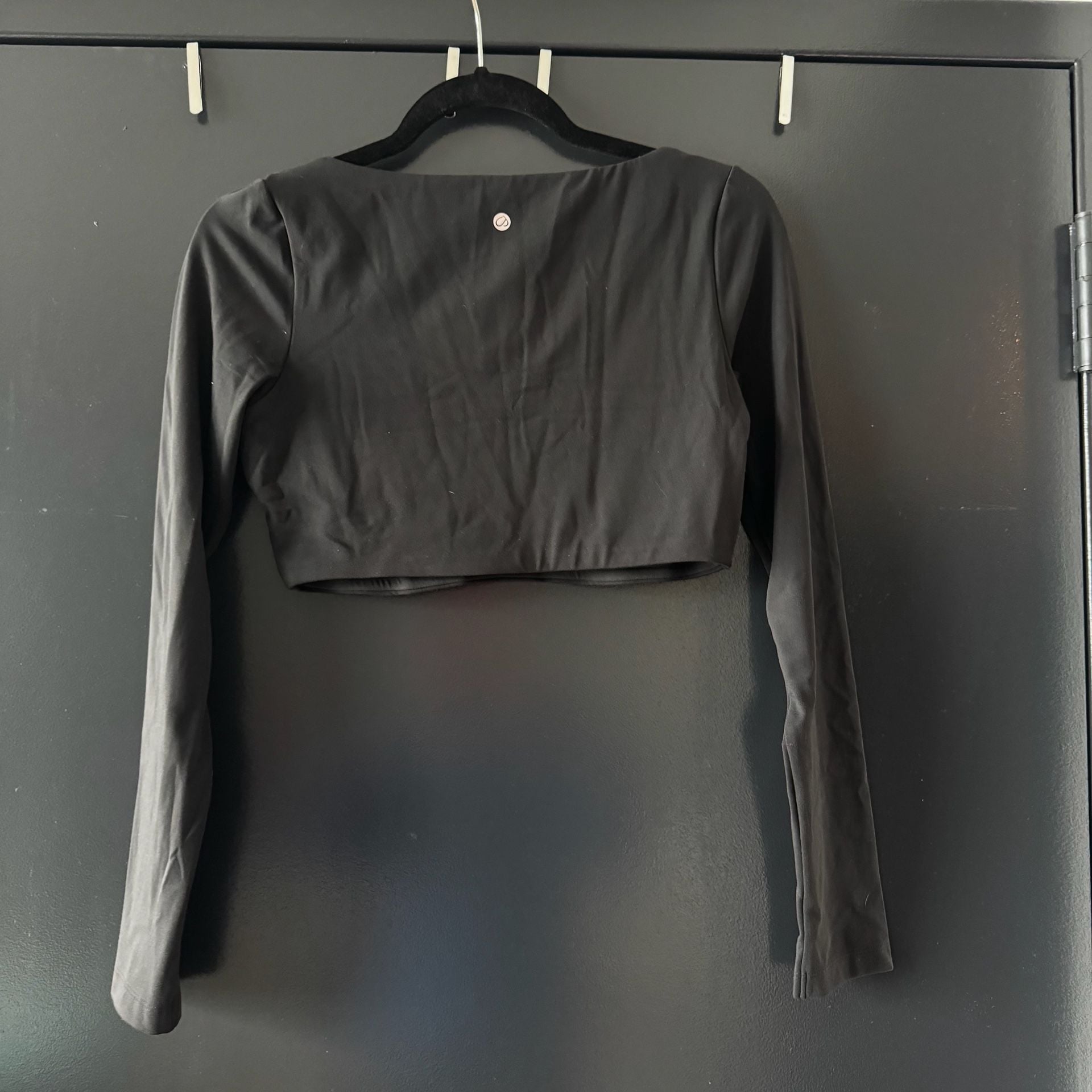 Black longsleeve crop workout top 5