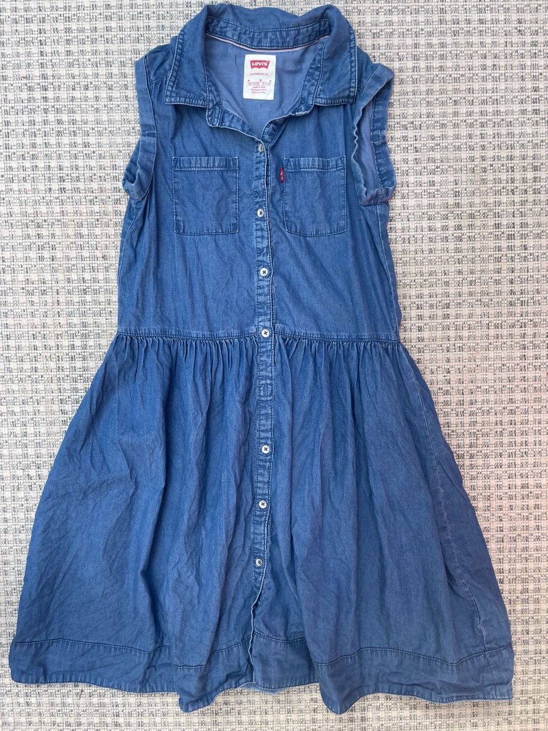 Size 10/12. Levi's Girls Denim Dress with Ruffled Sleeves and Button Front 2