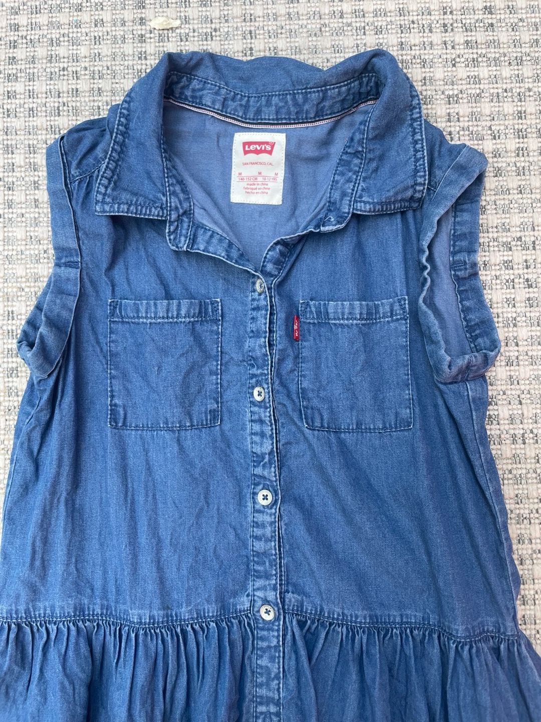 Size 10/12. Levi's Girls Denim Dress with Ruffled Sleeves and Button Front 3