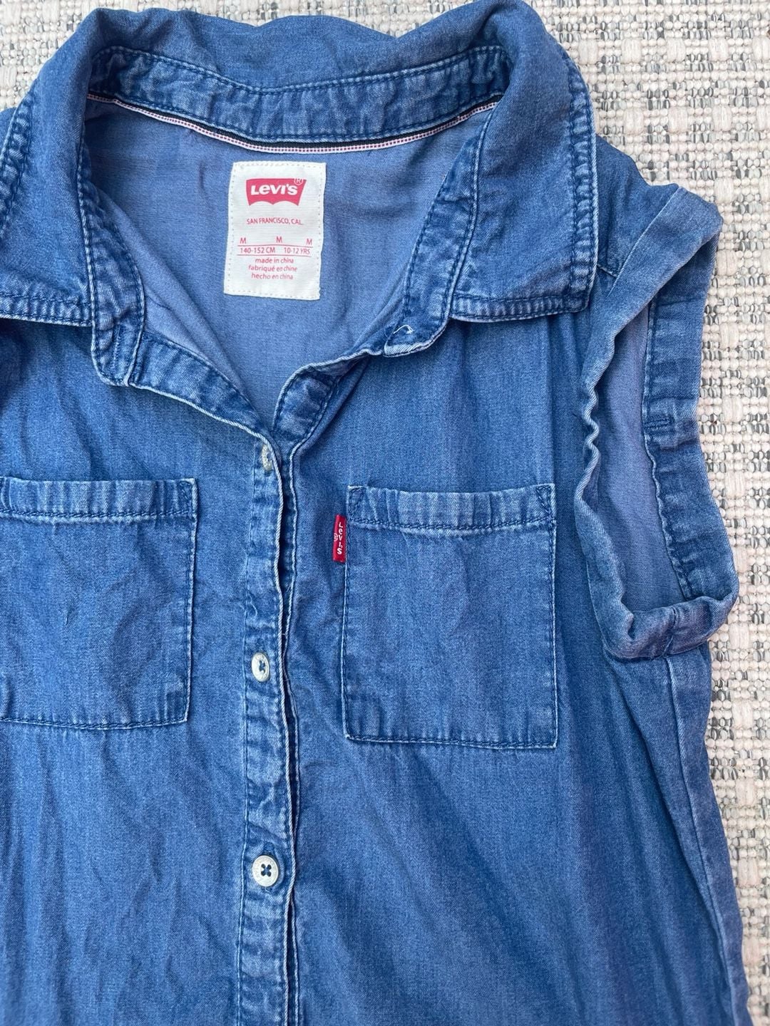 Size 10/12. Levi's Girls Denim Dress with Ruffled Sleeves and Button Front 5