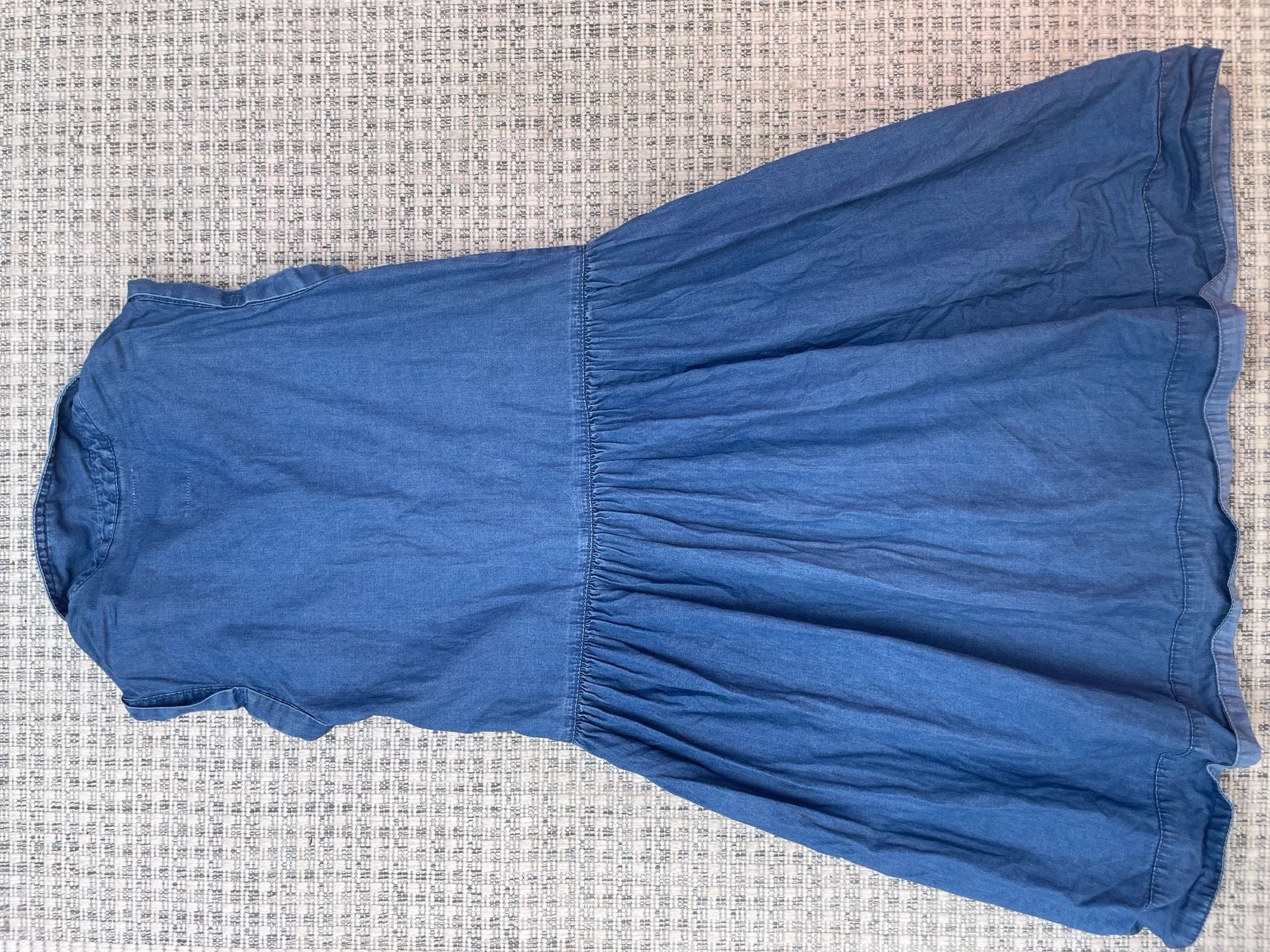 Size 10/12. Levi's Girls Denim Dress with Ruffled Sleeves and Button Front 7