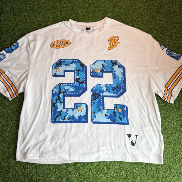 Manfinity Men's Blue Camo Number 22 Oversized Football T-Shirt