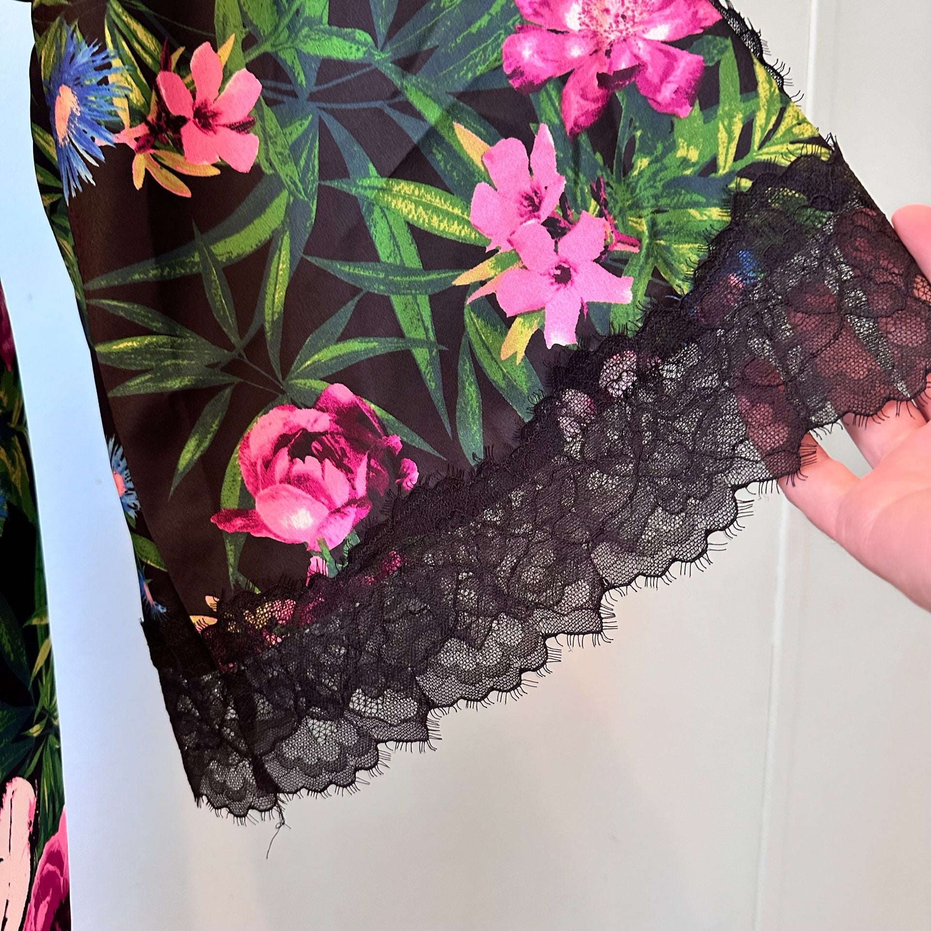 Victoria's Secret Black Tropical Floral Satin Kimono Robe with Lace Trim M/L 8